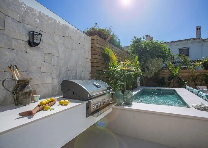 Vacation I Casa Savia, Private Pool, Luxury Interiors, 10min Walk To The Nyaraló Marbella