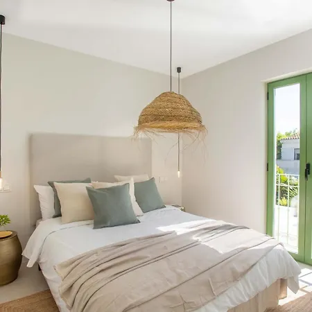 בית נופש Vacation I Casa Savia, Private Heated Pool, Luxury Interiors, 10min Walk To The *