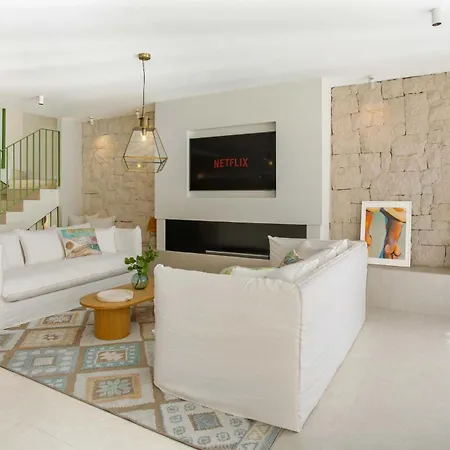 בית נופש Vacation I Casa Savia, Private Heated Pool, Luxury Interiors, 10min Walk To The *